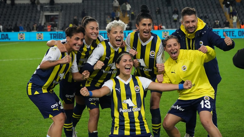 Galatasaray zirveyi Fenerbahçe'ye kaptırdı