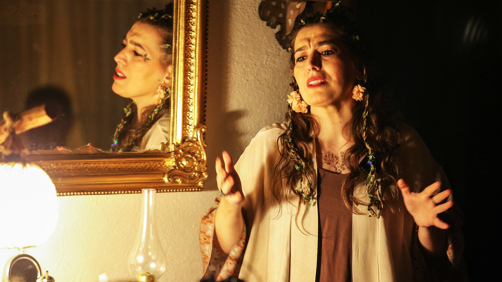 Dinleyicilerini Kaf Dağı'nın ardına yolculuğa çıkarıyor