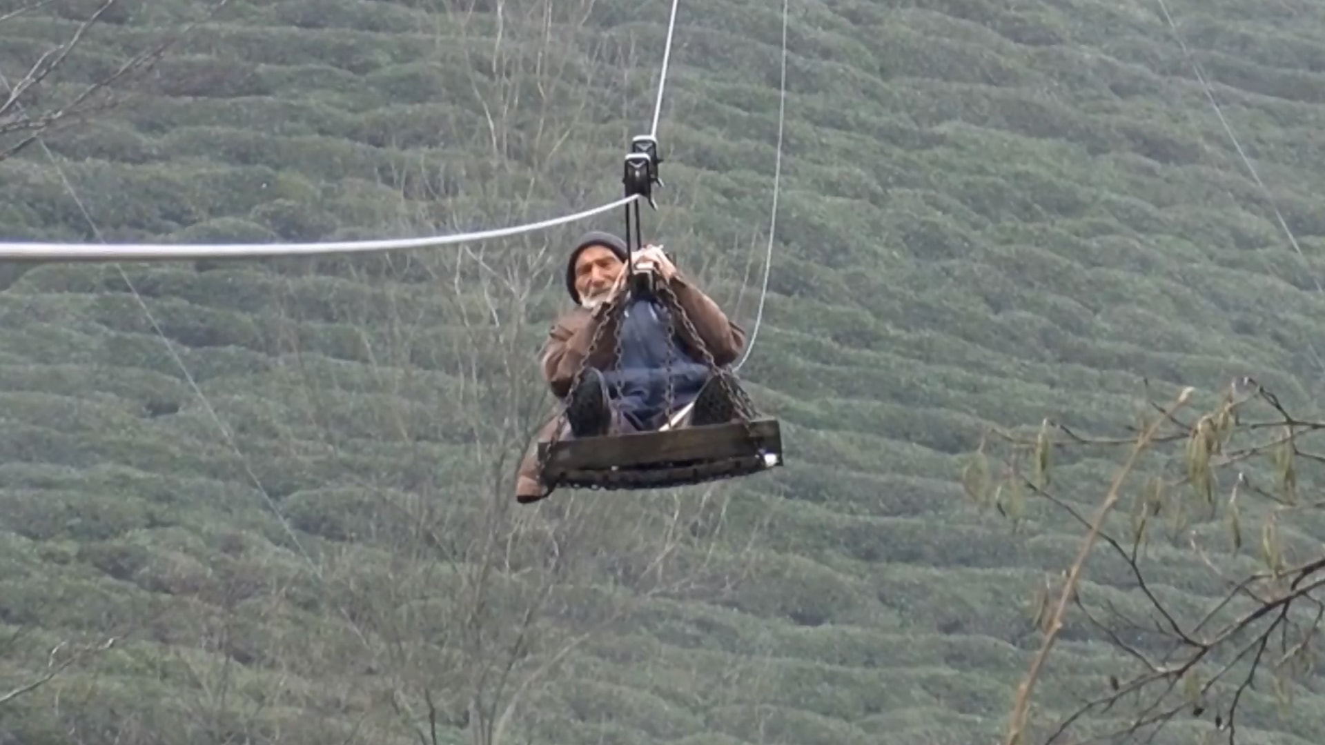90 yaşındaki Rizeli sarp arazideki evine teleferikle ulaşıyor