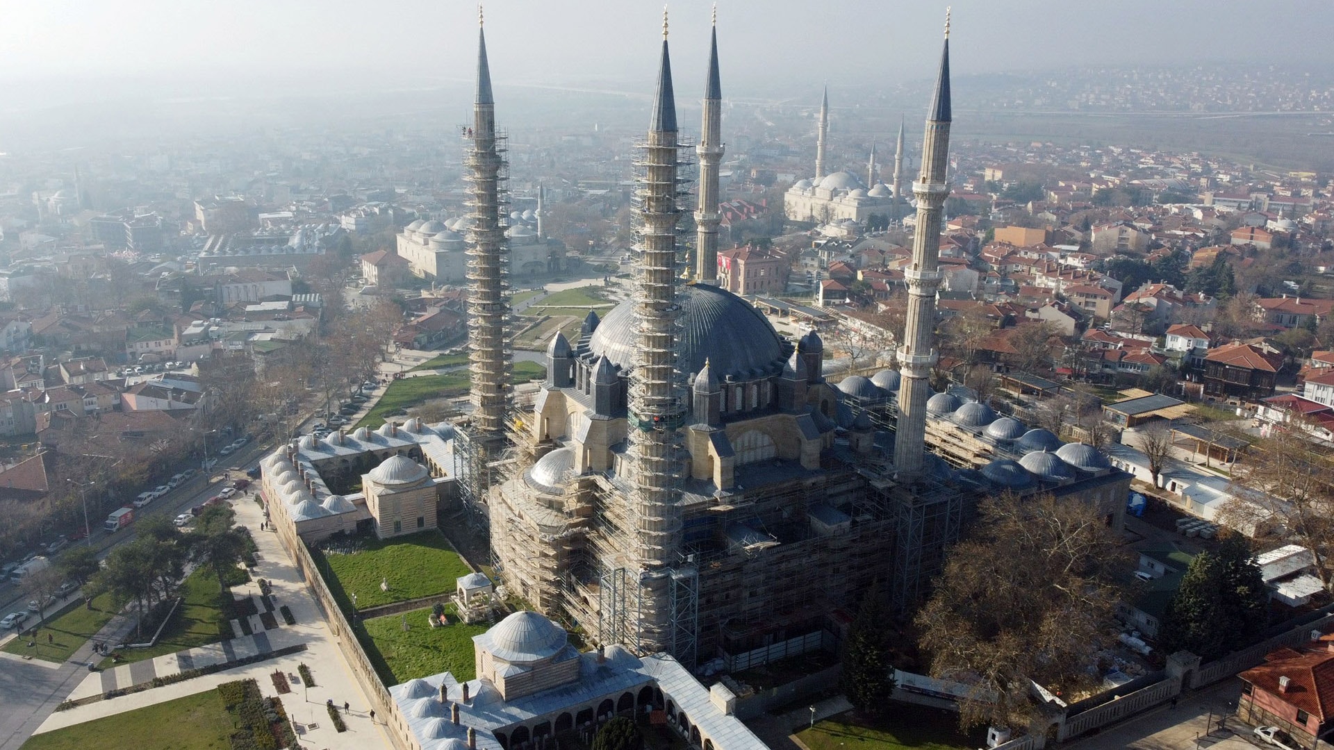 Selimiye Camisi'nin 594 penceresi değiştirildi