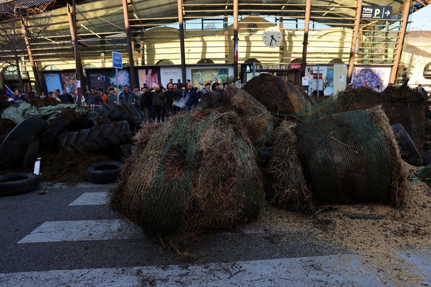 Çiftçi eylemleri kontrolden çıkıyor: Gümrüğü ateşe verdiler