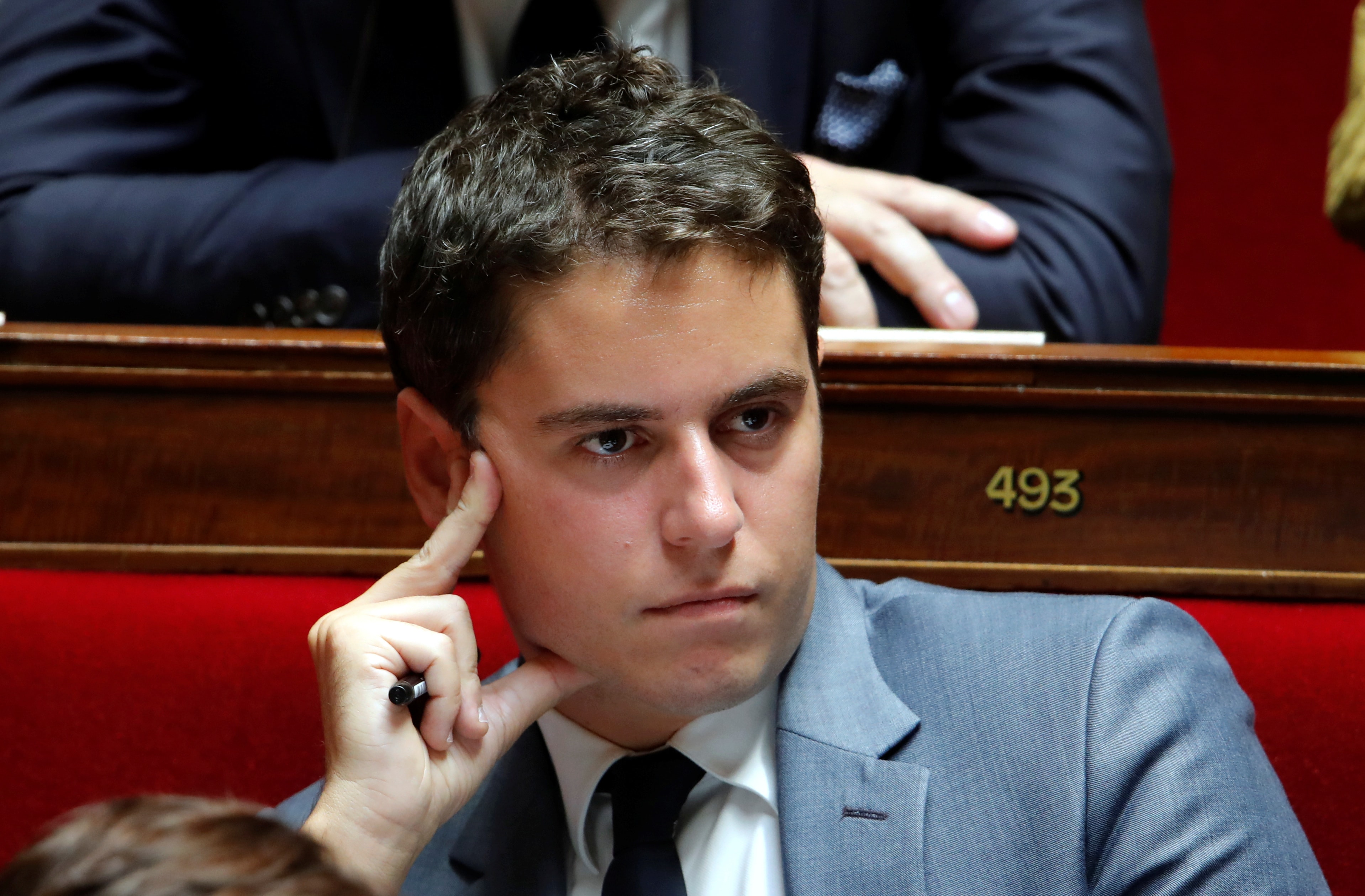 Fransa'nın en genç ve ilk eşcinsel başbakanı Attal görevine başladı