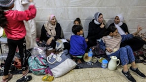 Gazze'de çocuklar hayatta kalmak için çürük gıdaları yiyor
