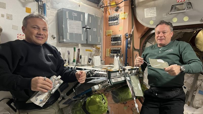 İlk Türk astronot Gezeravcı, uzayda yemek yediği fotoğrafı paylaştı