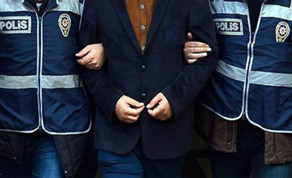 Silahla oynarken arkadaşını başından vurdu