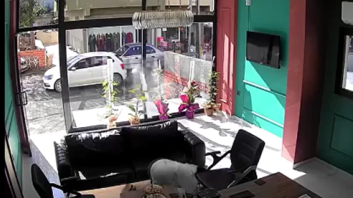 Otomobille geldi, ateş edip kaçtı: O anlar kamerada