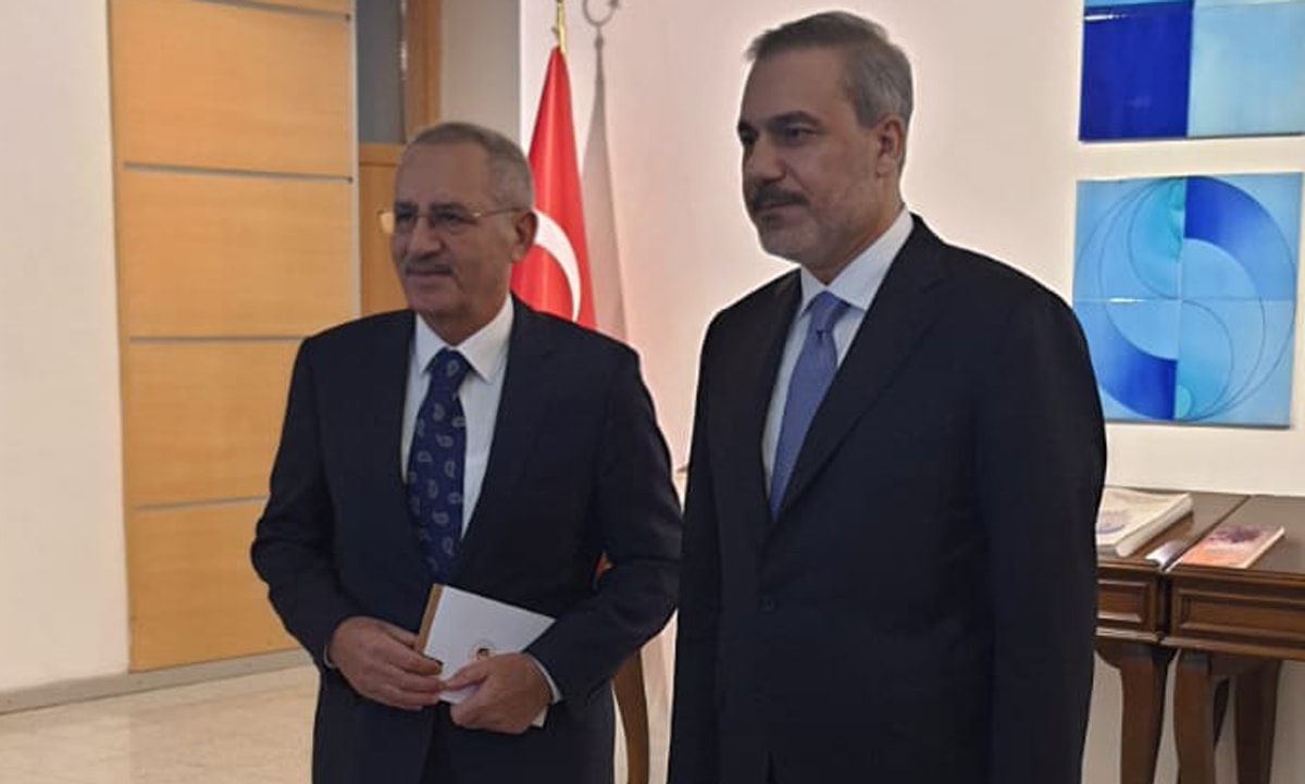 'Terör şebekelerini vuruyor, casus servislerini yakalıyoruz'