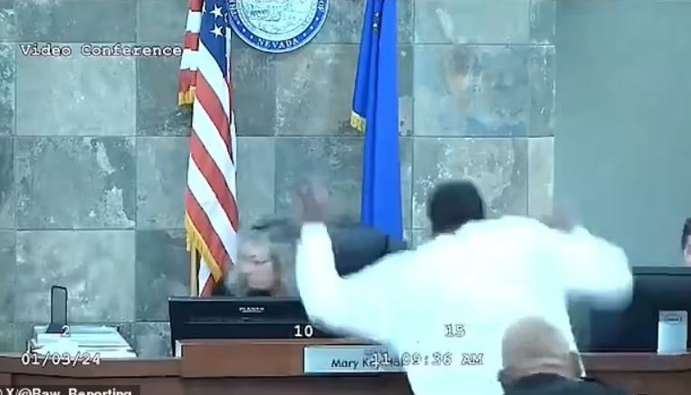 Hakime öfkelenen adam mahkeme salonunu birbirine kattı: Hakimi yumrukladı