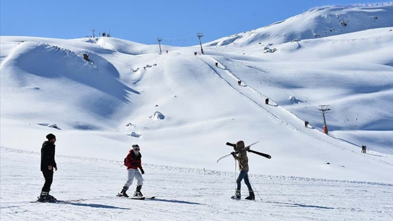 Hakkari'de kar kalınlığı 205 santimetreyi geçti