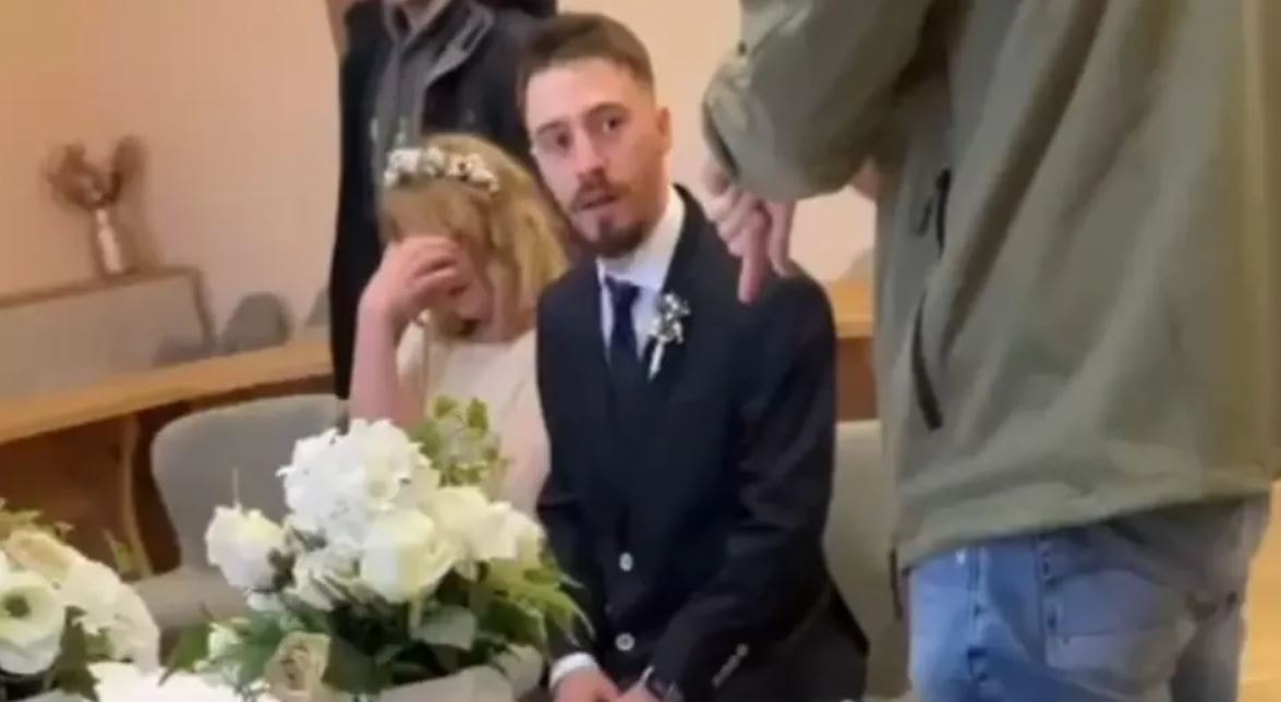 Alman kadınla evlenmek isteyen Türk damadı nikah salonunda sınır dışı ettiler