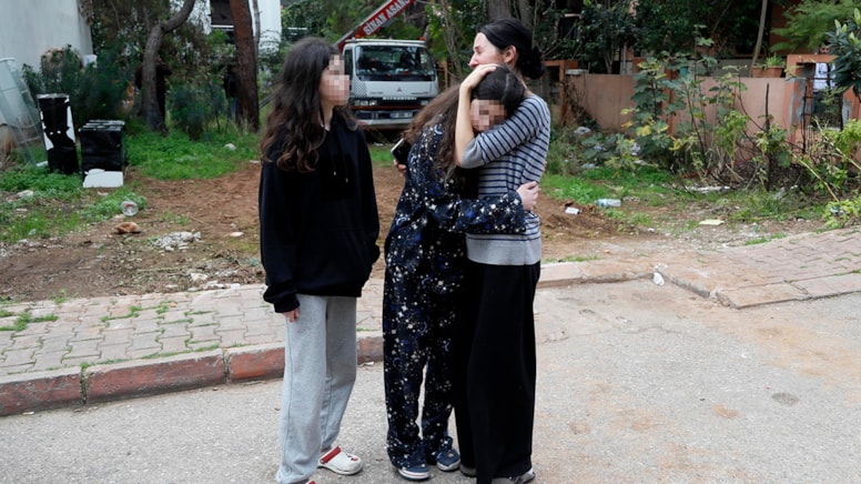 Eşi ve 2 kızını üzerlerinde pijamayla sokağa attıran doçentten skandal sözler