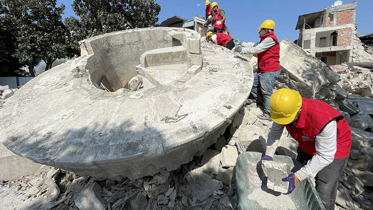 Depremlerde zarar gören yapıları üç yıl içinde ayağa kaldıracak