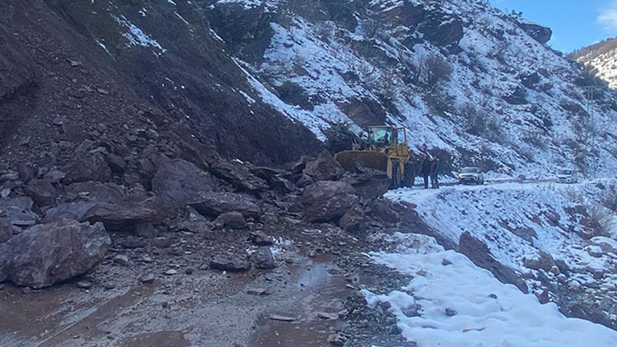 Heyelan sonrası 15 kişi mahsur kaldı