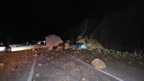 Dev kayalar yola düştü, Ankara yolu ulaşıma kapandı