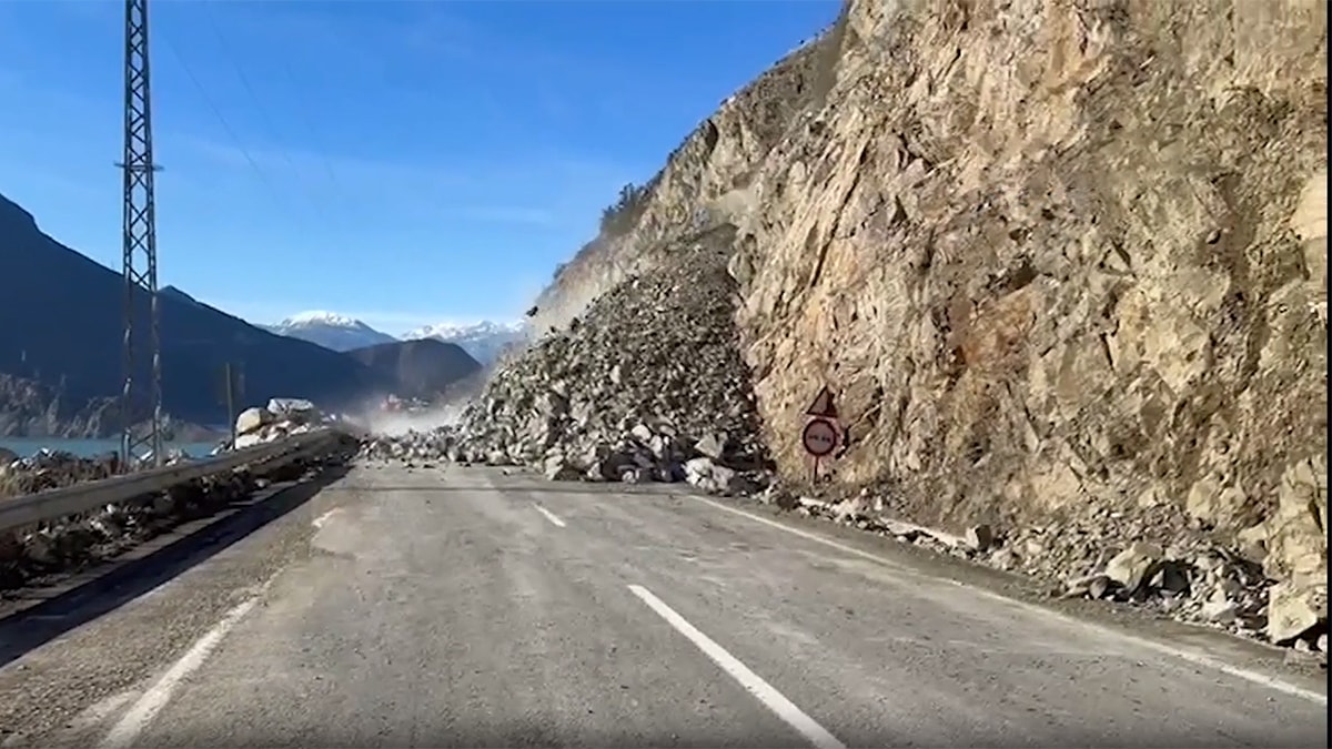 Artvin'de heyelan! CHP'li vekil mahsur kaldı