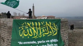Diyarbakır'da tarihi surlara hilafet bayrağı