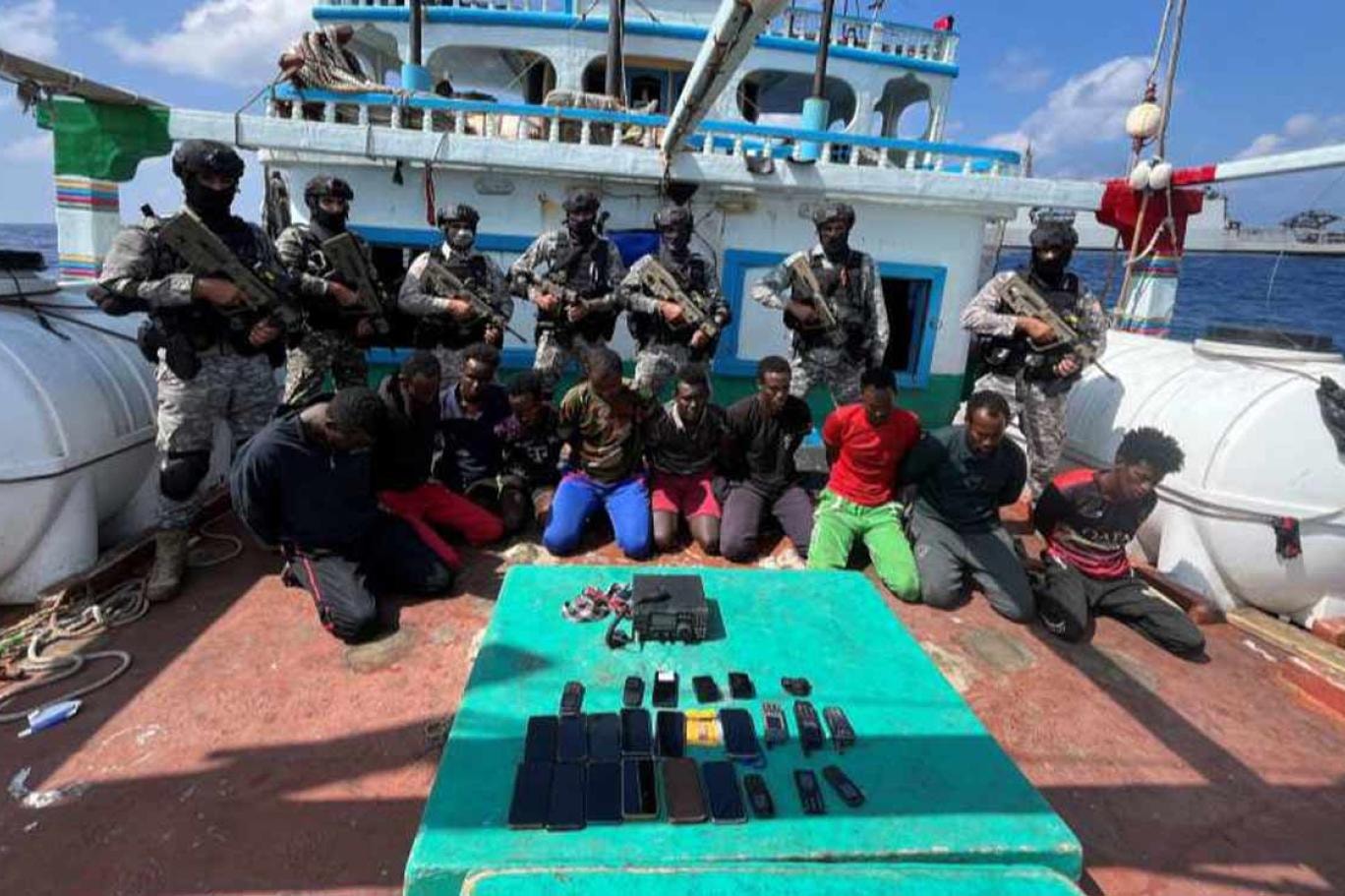 Korsanların kaçırdığı mürettebatı donanma kurtardı