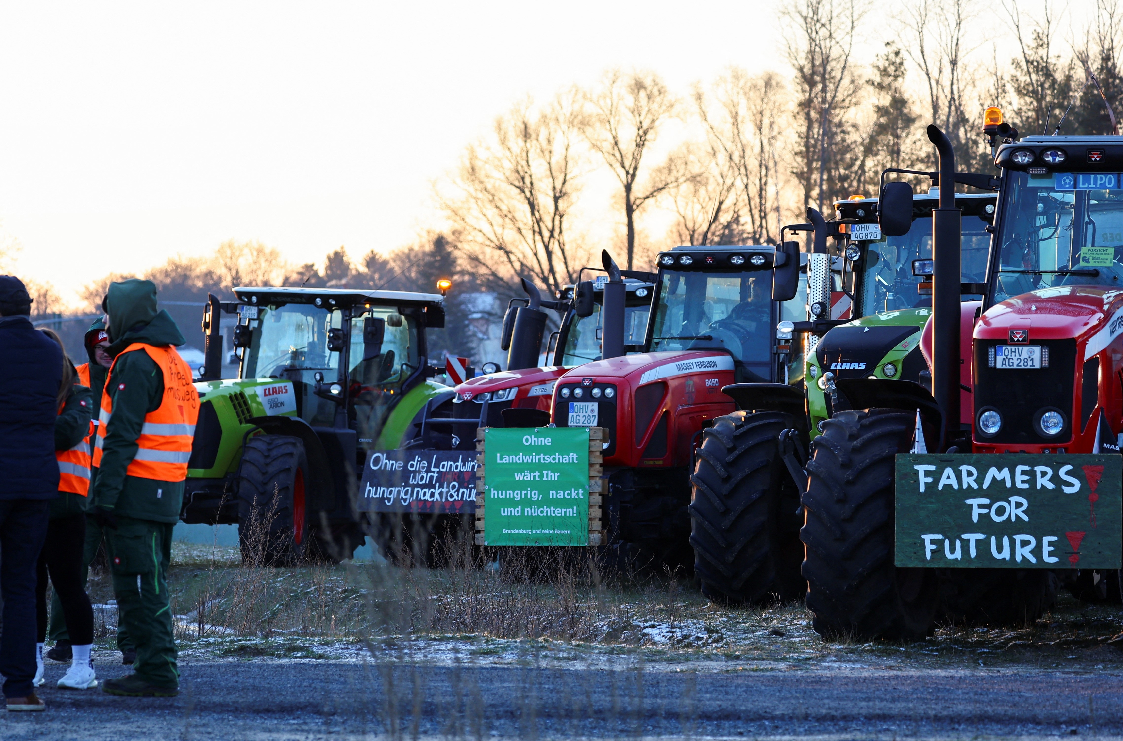 Alman çiftçiler protestoda: Yolları kapattılar