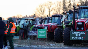Alman çiftçiler protestoda: Yolları kapattılar
