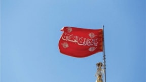 İran camiye 'intikam bayrağı' astı