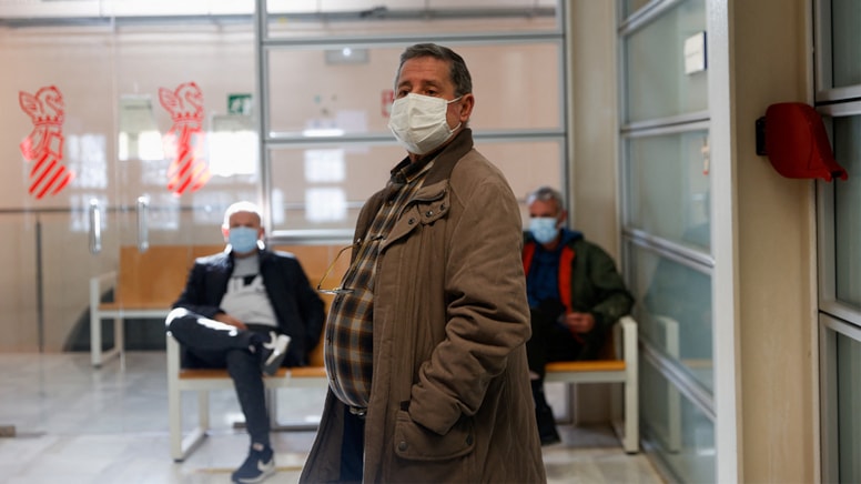 İspanya'da hastanelerde maske takma zorunluluğu