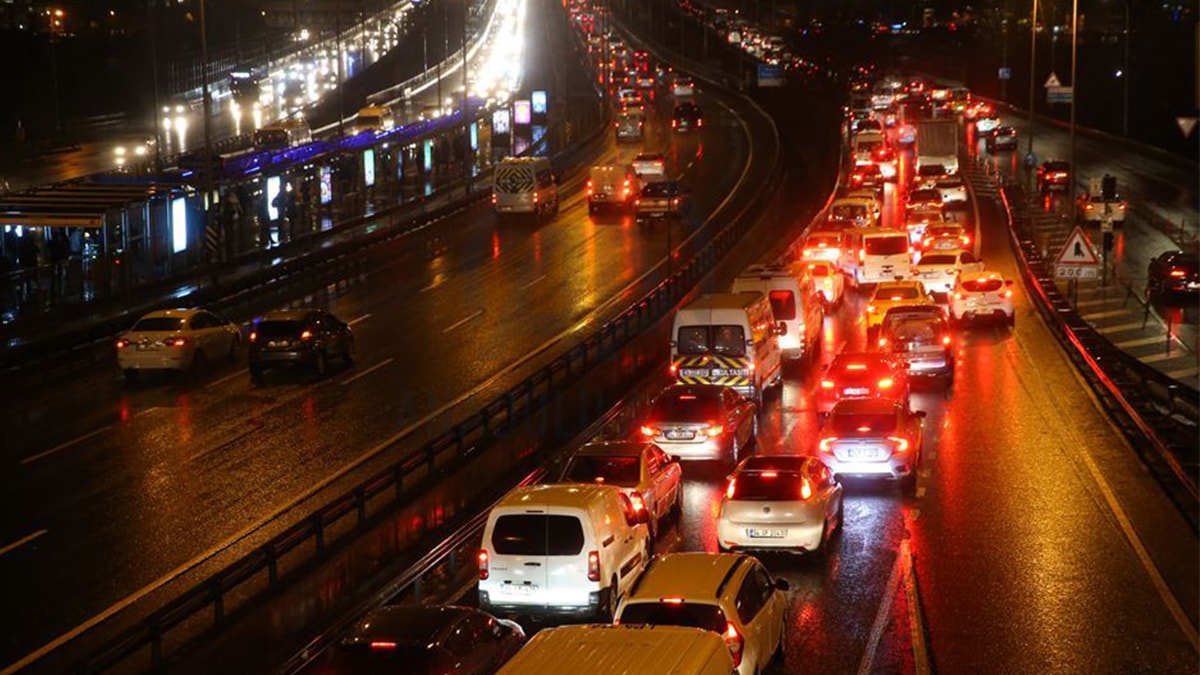 İstanbul’da trafik kilitlendi