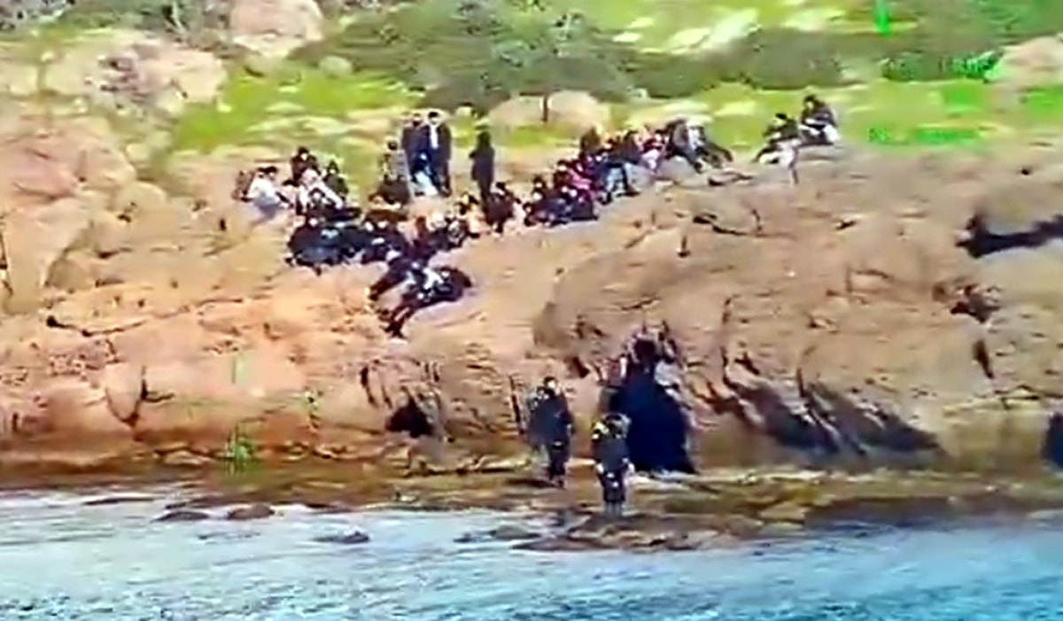 Göçmenleri Ege’nin ortasındaki kayalıklarda ölüme terk ettiler