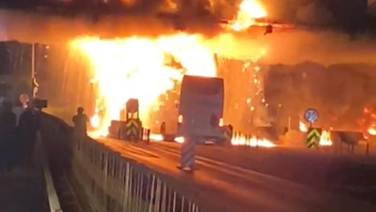 Korku dolu anlar! Yolcu otobüsü gişeye çarptı, alev aldı