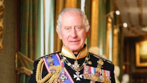 İngiltere Kralı Charles'ın kurumlara asılacak portresi tanıtıldı