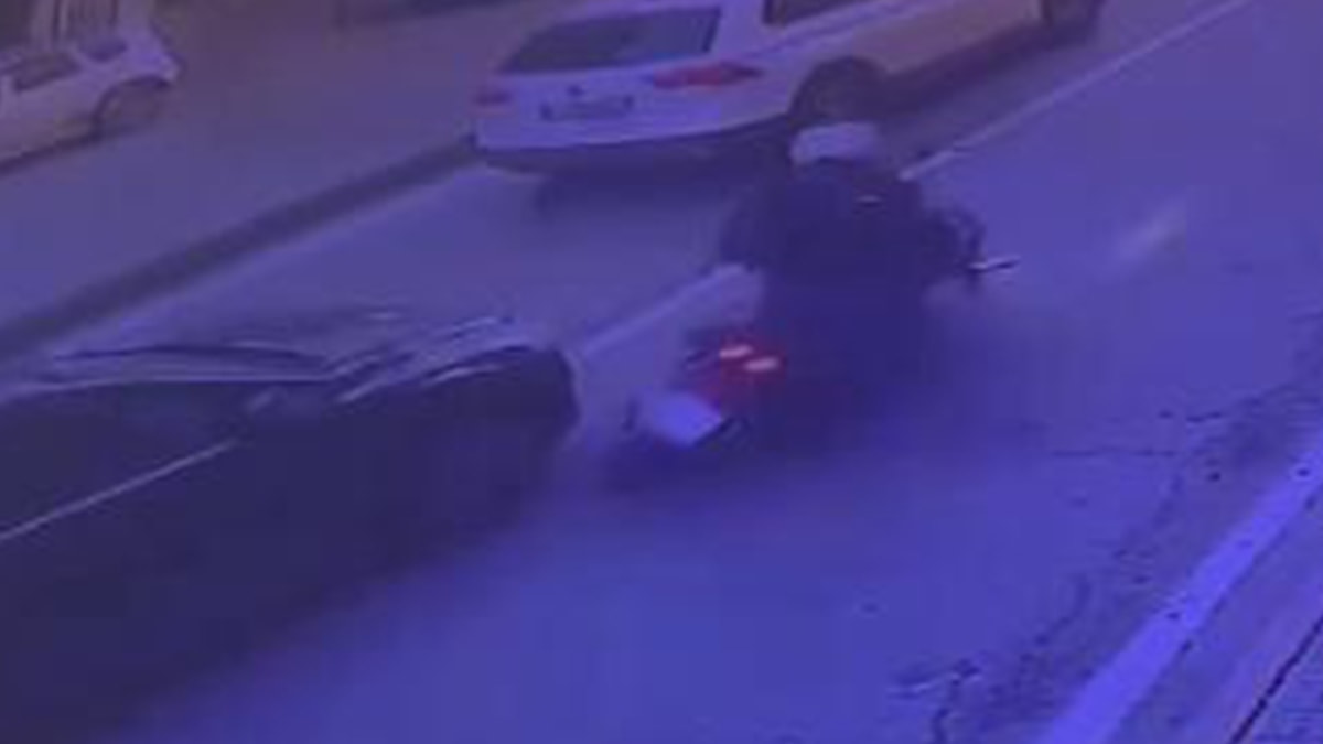 Fatih'te motokuryeye çarpan sürücü aracından inmedi