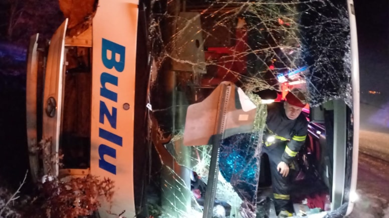 Kütahya'da yolcu otobüsü devrildi: Yaralılar var