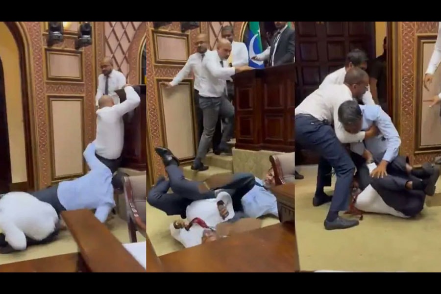 Maldivler Meclisi'nde ilginç anlar... Vekiller birbirinin saçını çekti