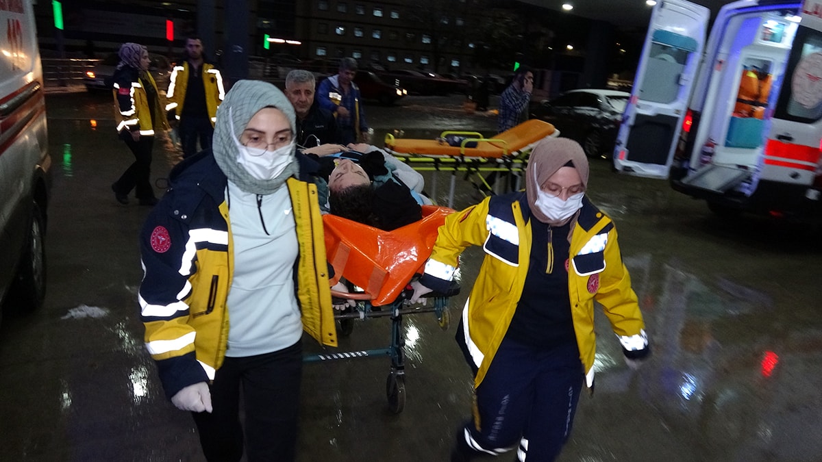 Sevgilisiyle gezen kadın, telefonuna gelen mesaj sonrası kendini araçtan attı