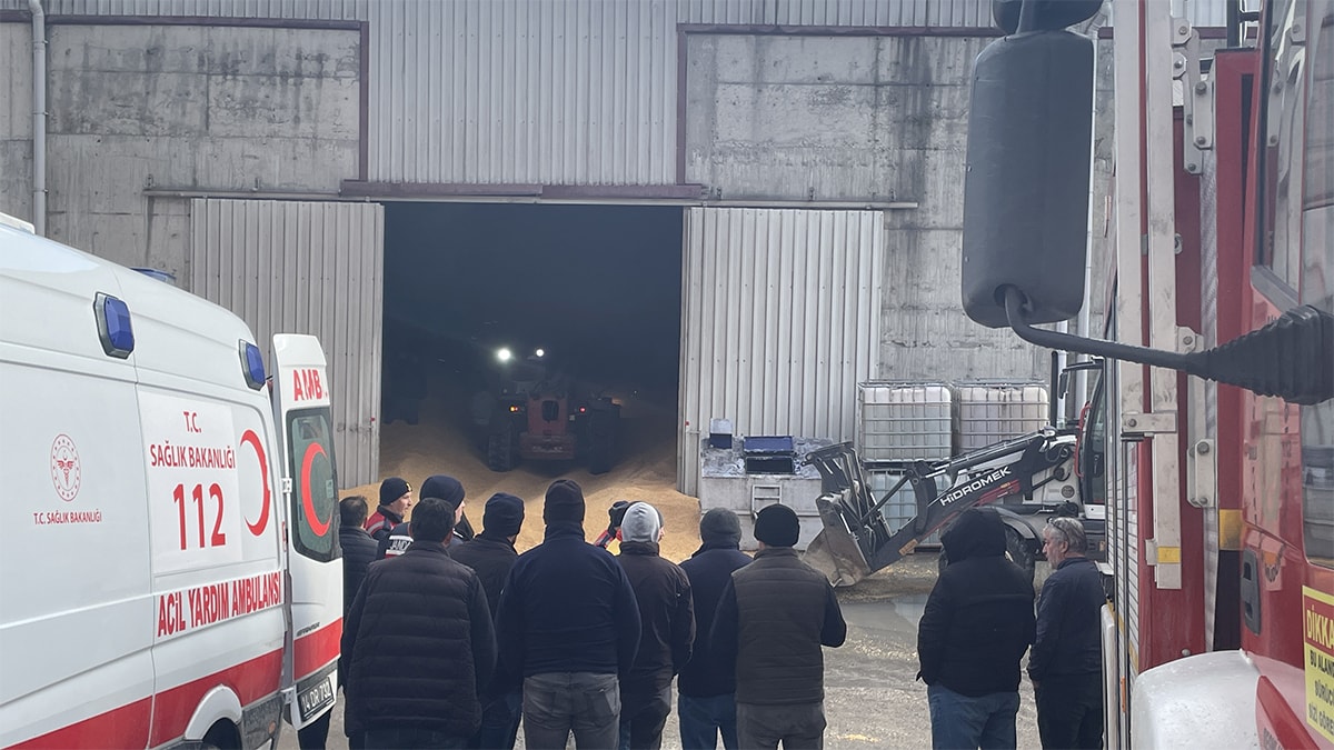 Mısırların altında kalan işçi hayatını kaybetti