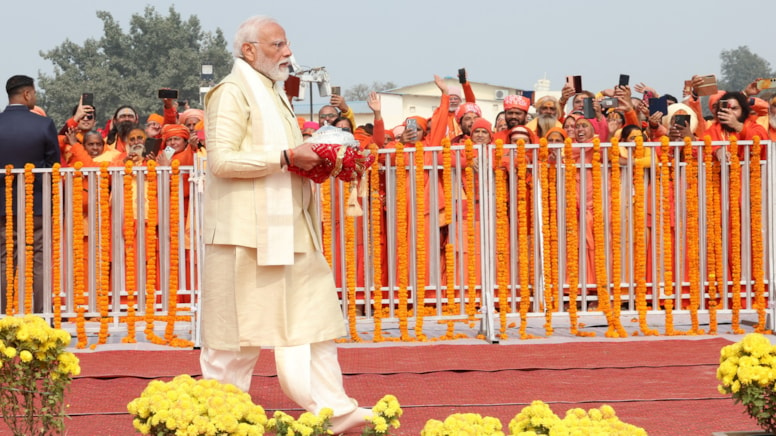 Hindistan'da tartışma yaratan tapınağı Başbakan Modi açtı
