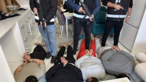 Adana'da villaya baskın: Bayğaralar suç örgütü üyeleri yakalandı