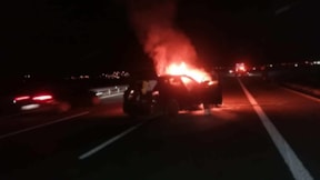 Parçalanmış lastiğe çarpan otomobil alev alev yandı