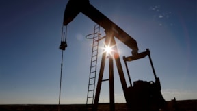 Küresel petrol arzı ocakta azaldı, 2024 için talep artışı tahmini geriledi