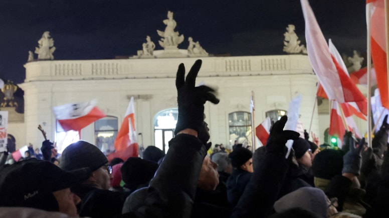 Polonya'da kriz: Polis Cumhurbaşkanlığı Sarayı'nı basıp iki vekili gözaltına aldı
