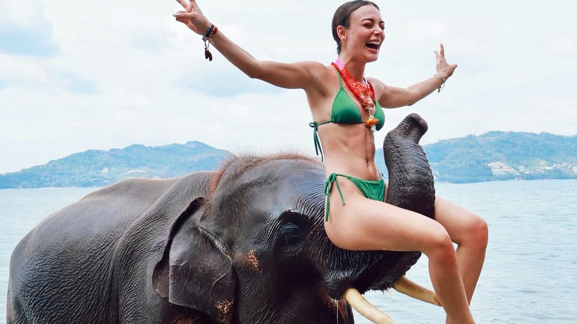 Rabia Soytürk filin burnuna oturdu