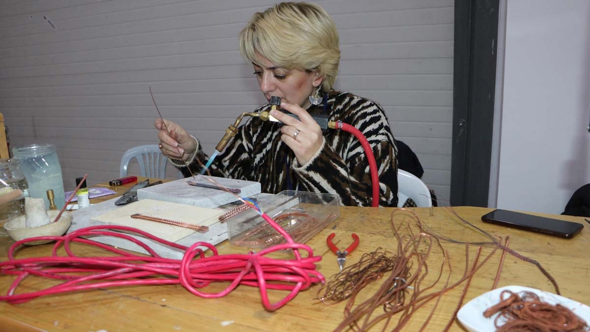 Atık bakır telleri takıya dönüştürdü