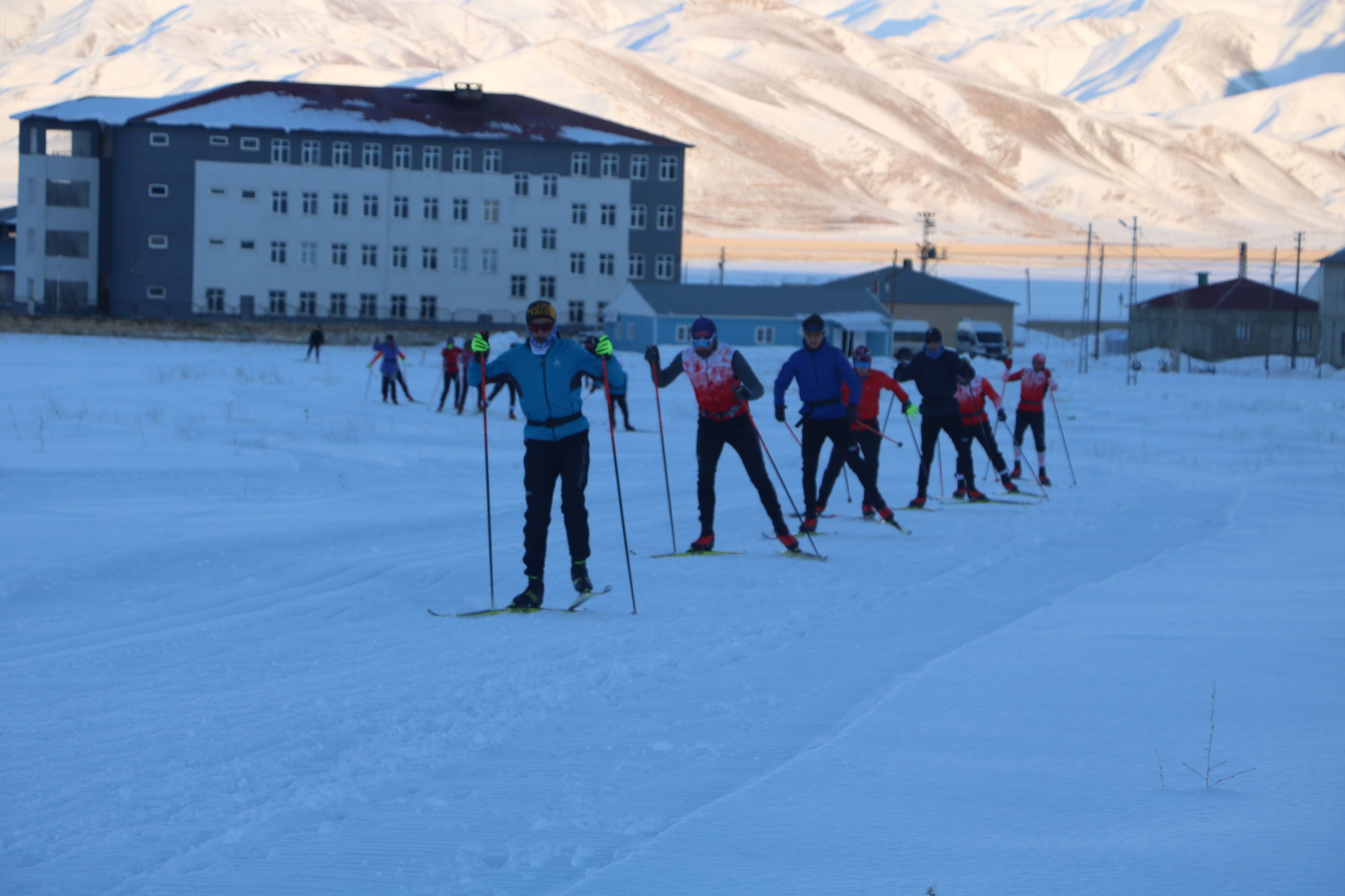 Erzurum'da kar olmayınca milli sporcular Yüksekova'da çalışmaya başladı