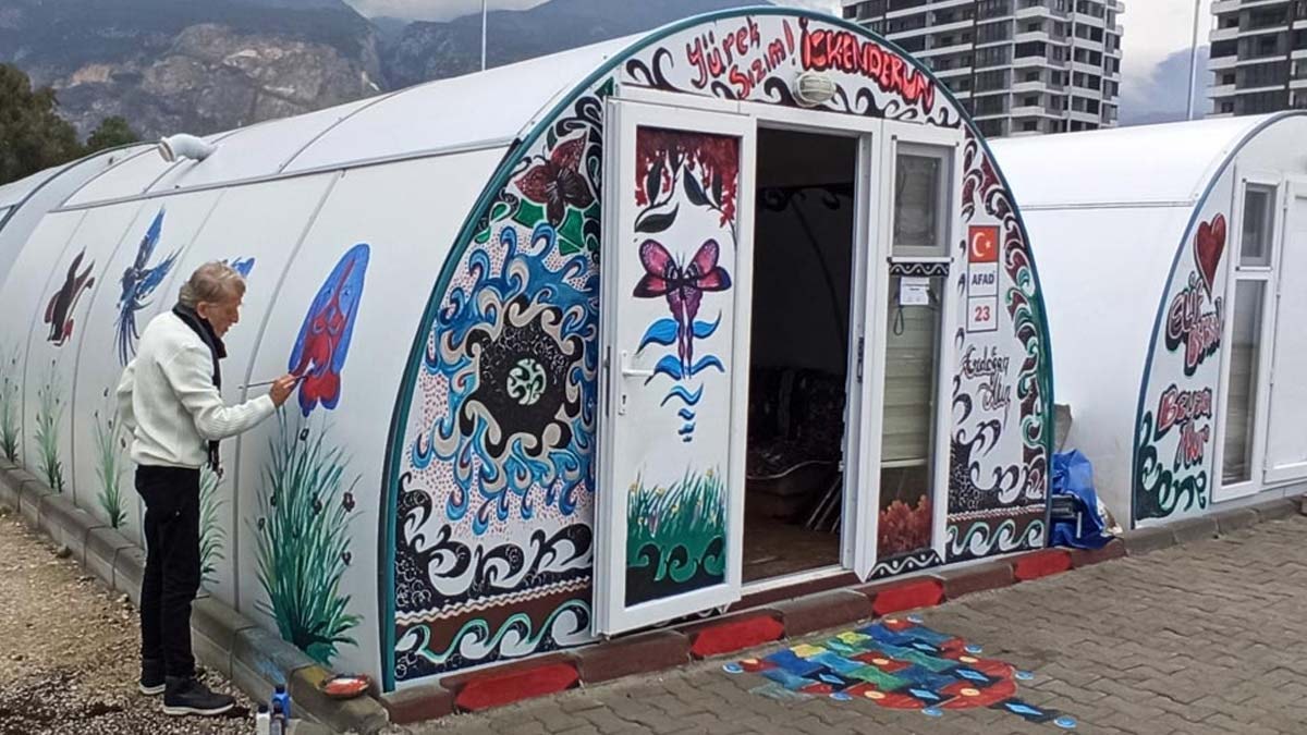 Depremde tuttuğu eli ölümsüzleştirdi