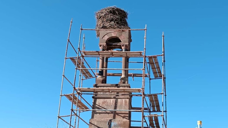 Tarihi çan kulesinin restorasyonu için leyleklerin göçü beklendi