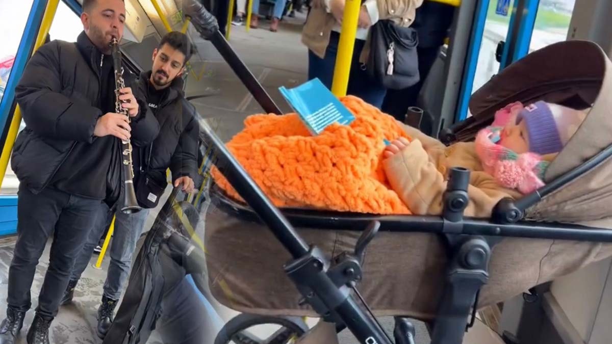 Metroda ağlayan bebeği, klarnetle ninni çalıp uyuttular