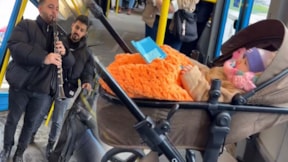 Metroda ağlayan bebeği, klarnetle ninni çalıp uyuttular