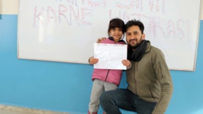 İki derslikli okulun tek öğrencisi Hasret'in karne sevinci