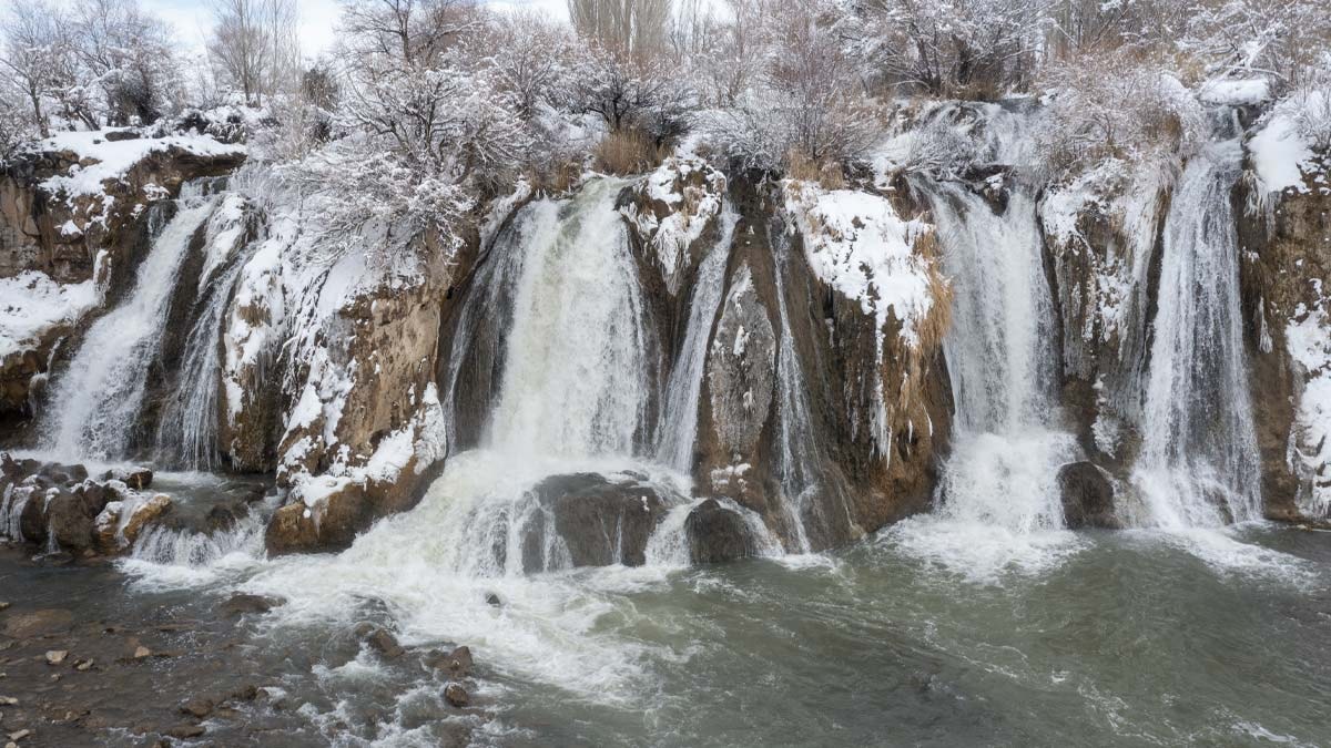 Karın altında saklı güzellik: Muradiye Şelalesi