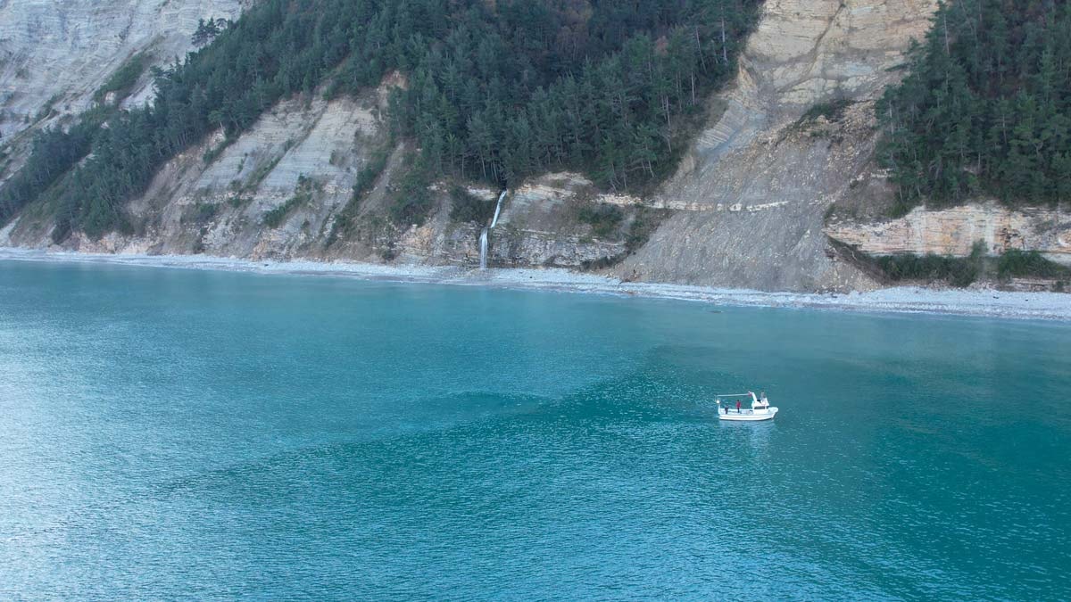 Denizden ulaşılabilen gizli güzellik: Uçarsu Şelalesi