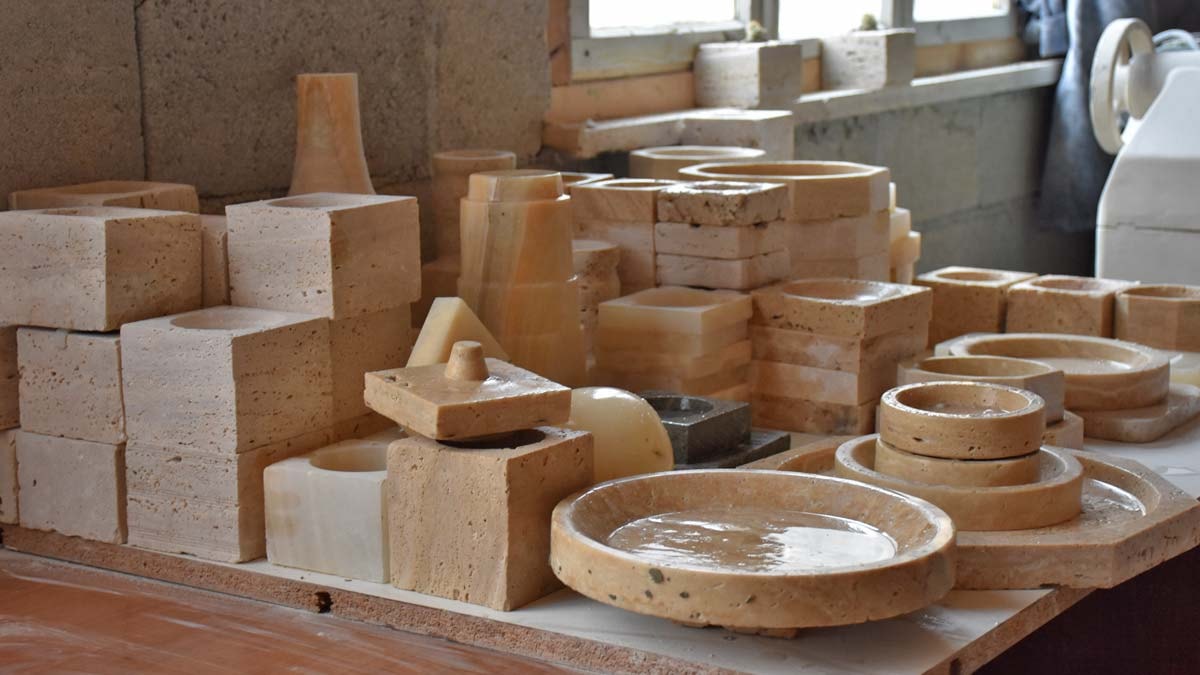 Atık mermerden dekoratif eşya üretiyor